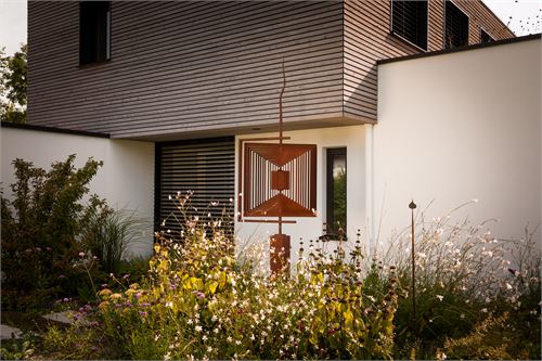 Aufwendige Gartenskulptur aus Cortenstahl. 