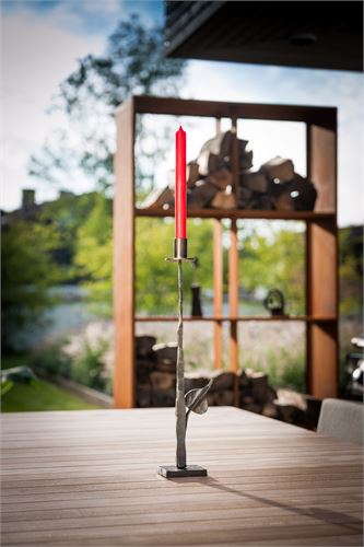 Eleganter Kerzenständer mit handgefertigten Zierblättern. 