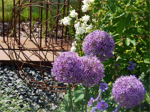 Metallkugel als optisches Highlight im Garten. 