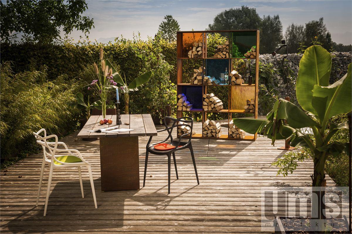 Holzregal 1083 aus Cortenstahl, dekorativ für Garten und Wohnung